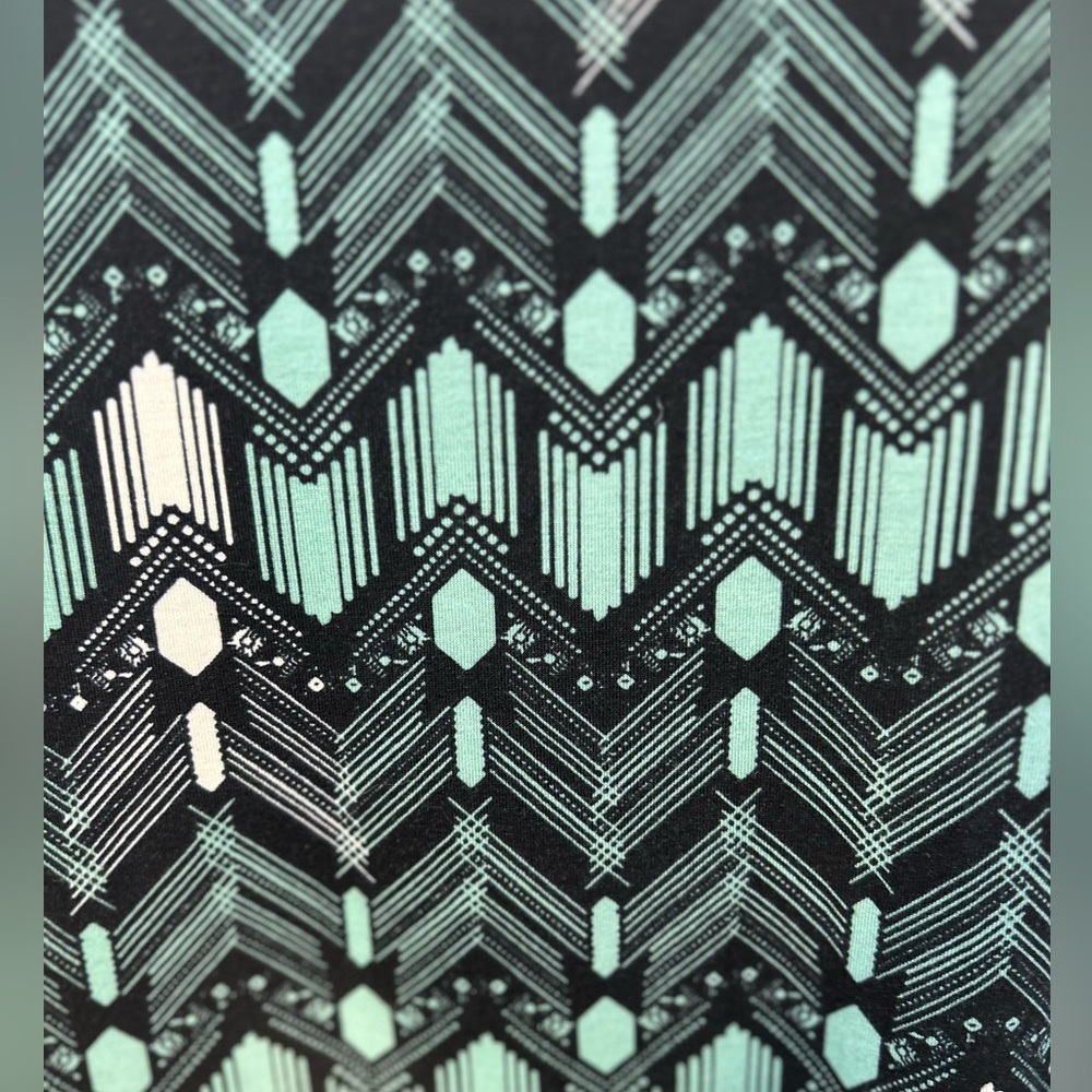 LuLaRoe Women's Large Music Tunic Blouse Green Crystal Pattern Short Sleeve - Picture 3 of 6